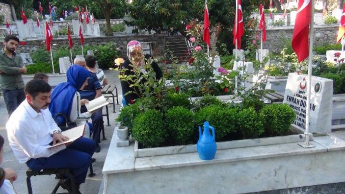 Bursa'da bayram sabahı şehitlikler ziyaret edildi