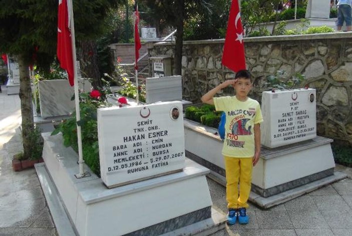Bursa'da bayram sabahı şehitlikler ziyaret edildi