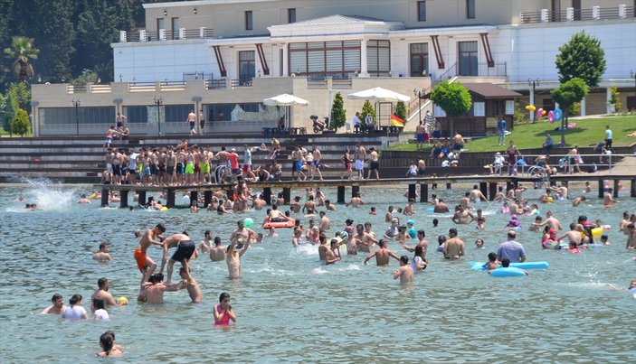 Kocaeli'de tatilciler sahillere akın etti