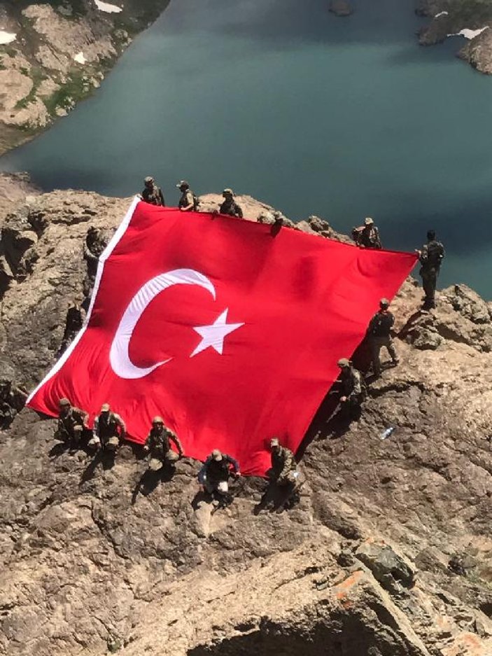 Mehmetçik İkiyaka Dağları'nda dev Türk bayrağı açtı