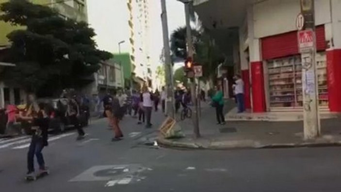 Brezilya'da kaykaycıların arasına araç daldı: 3 yaralı