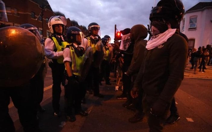 Londra'da Da Costa protestosunda karakolu bastılar