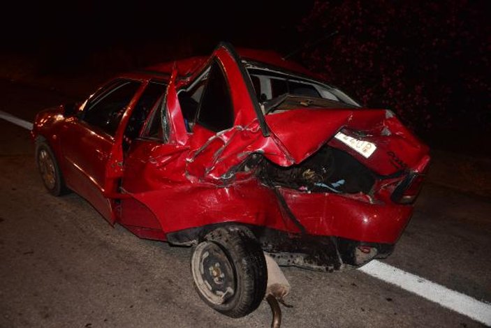 Otomobil, otomobile arkadan çarptı: 3 yaralı