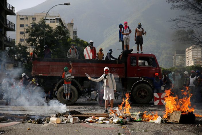 Venezuela'da protestocular hükümet binalarını ateşe verdi