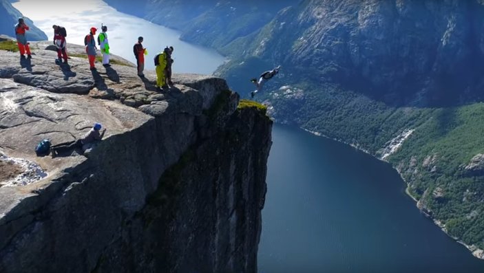 Norveç'in Kjerag uçurumunda nefes kesen yamaç paraşütü