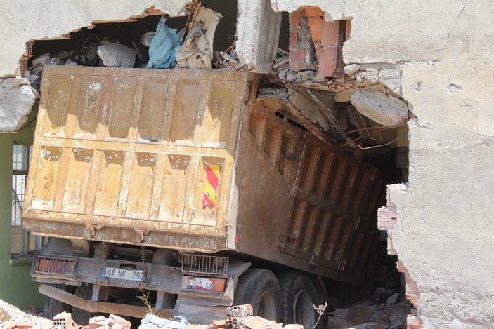 Malatya'da eve giren kamyon hala çıkarılamadı