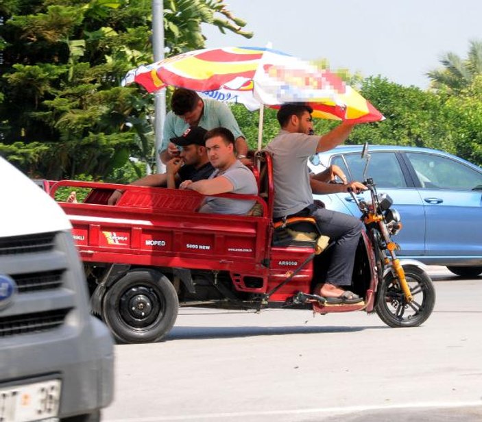 Adana'da motosiklete plaj şemsiyesi