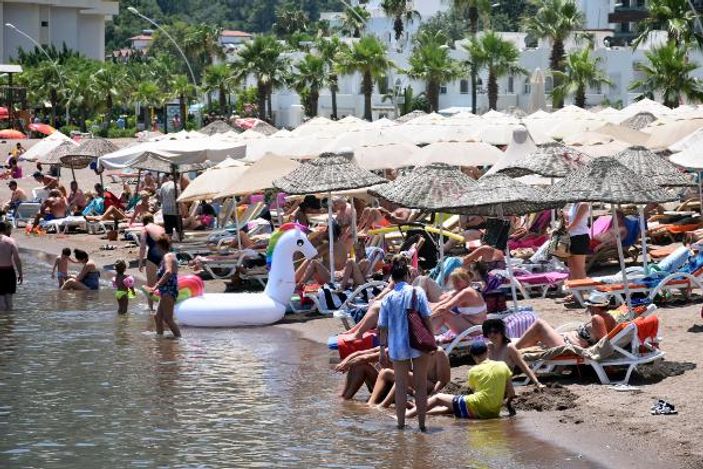 Marmaris'te tatilciler soluğu plajlarda aldı