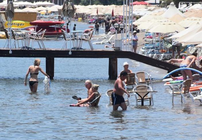 Marmaris'te tatilciler soluğu plajlarda aldı