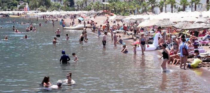 Marmaris'te tatilciler soluğu plajlarda aldı