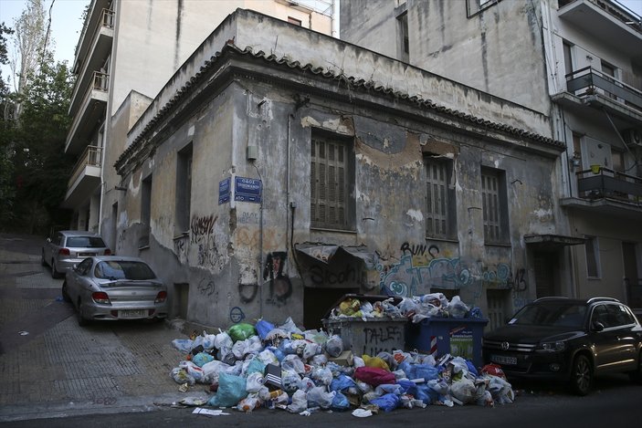 Atina sokaklarındaki çöp dağları büyüdü