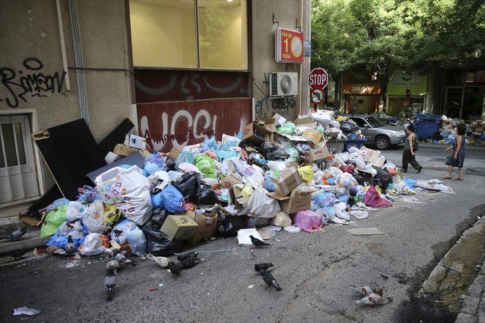 Atina sokaklarındaki çöp dağları büyüdü