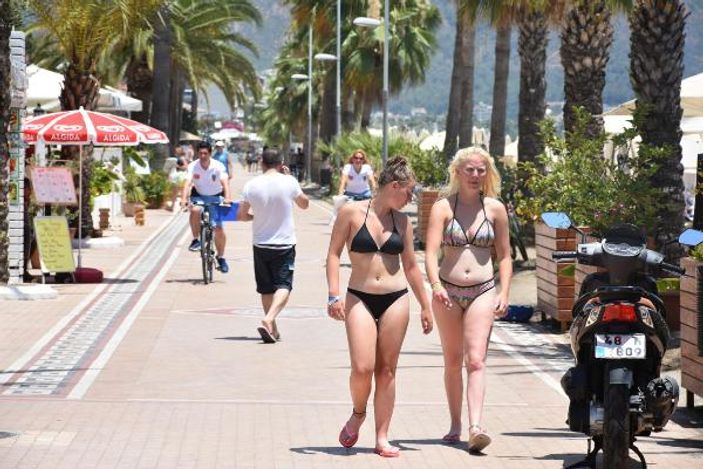 Marmaris'te tatilciler soluğu plajlarda aldı