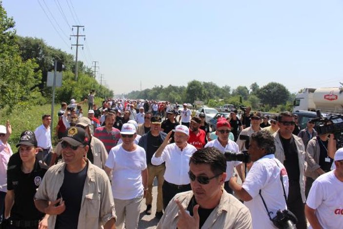 Yürüyüşteki CHP'lileri sıcak hava etkiledi