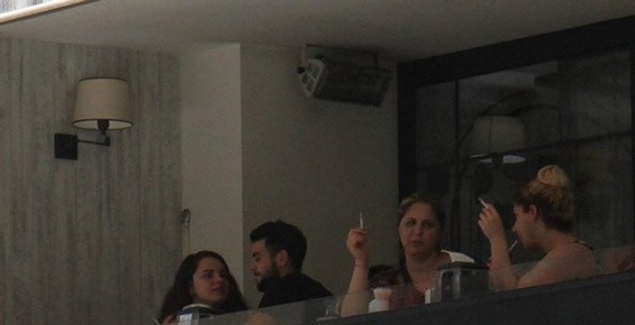 Muhabirleri gören Rüzgar Erkoçlar masanın altına girdi