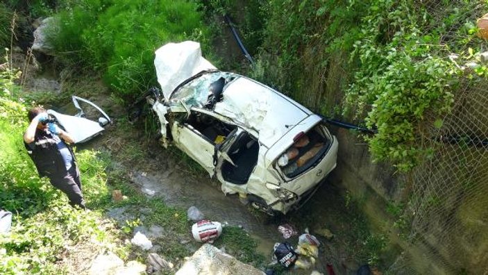 Tatilden dönen eşleri trafik kazası ayırdı