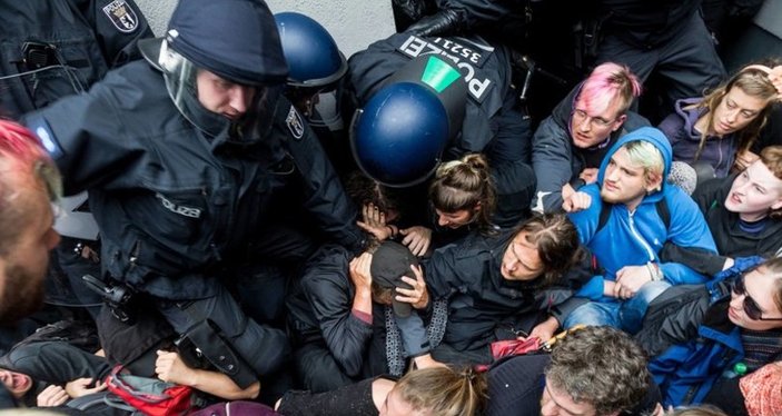 Almanya'da göstericilere sert polis müdahalesi