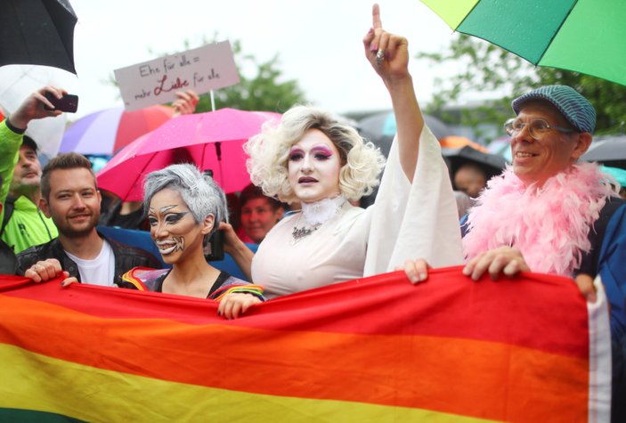 Almanya'da eşcinsel evliliğe onay çıktı