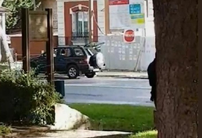 Fransa'da bir kişi aracını cami önündekilere sürdü