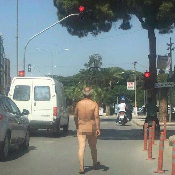 İzmir'de bir erkek çırılçıplak sokağa çıktı