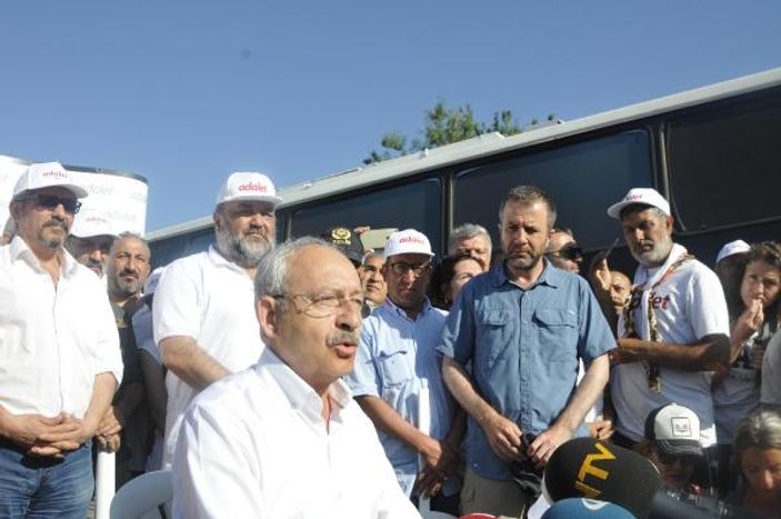 Kılıçdaroğlu ayet yazılı pankartla yürüdü