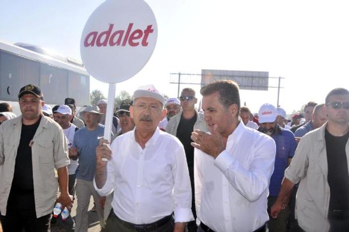 Kılıçdaroğlu ayet yazılı pankartla yürüdü