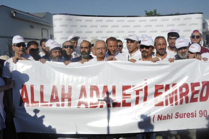 Kılıçdaroğlu ayet yazılı pankartla yürüdü