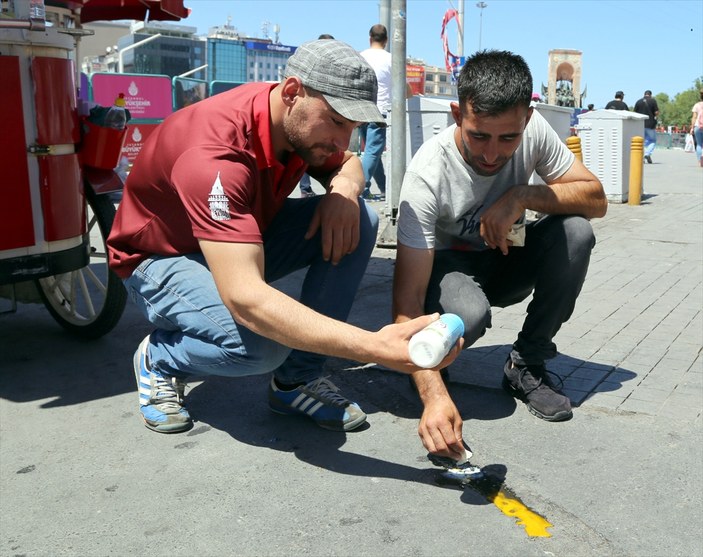 Taksim'de asfaltta yumurta pişirdiler