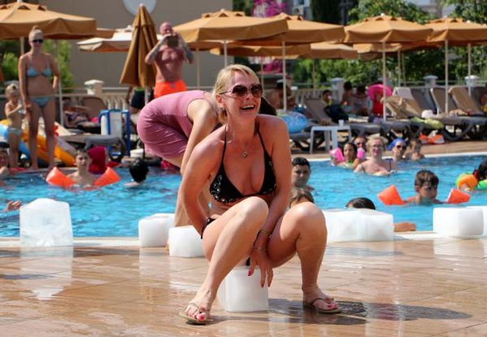 Antalya'da tatilcilerin buz yarışı