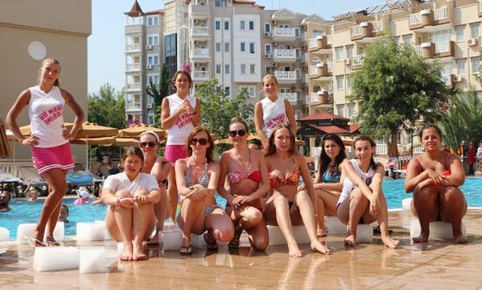 Antalya'da tatilcilerin buz yarışı