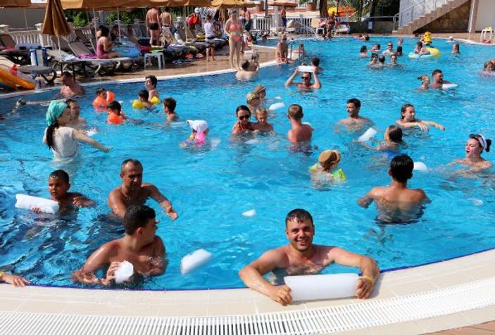 Antalya'da tatilcilerin buz yarışı