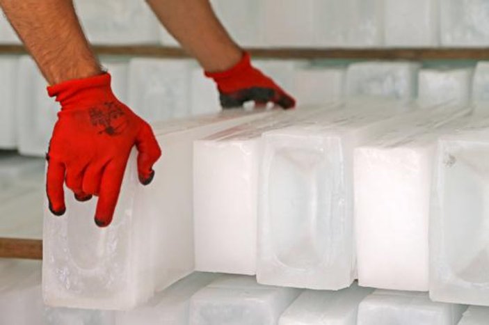 Adana'da buz fabrikası taleplere yetişemiyor