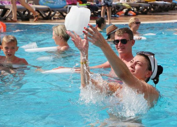 Antalya'da tatilcilerin buz yarışı
