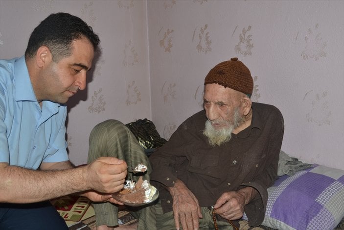 126 yaşına giren Hasan Dede'ye doğum günü sürprizi