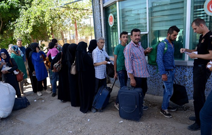 Bayramlaşmaya giden Suriyeliler Türkiye'ye dönüyor