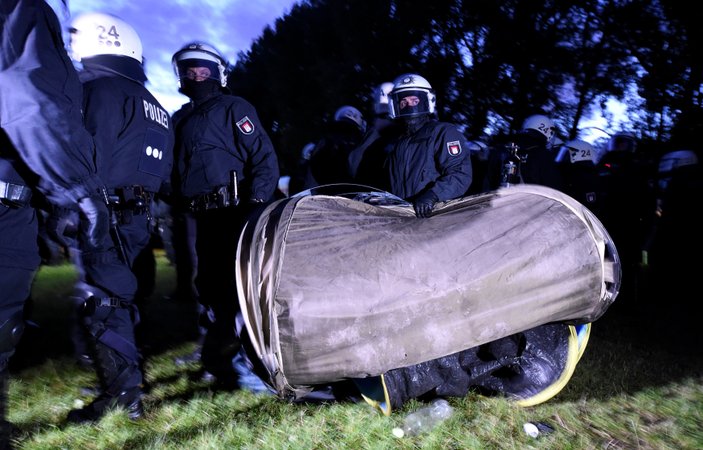 Hamburg polisi G20 protesto kampını dağıttı