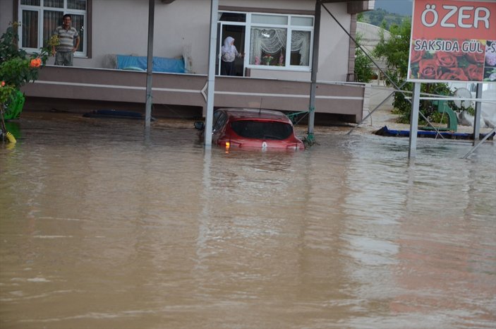 Yalova'da şiddetli yağış sele neden oldu