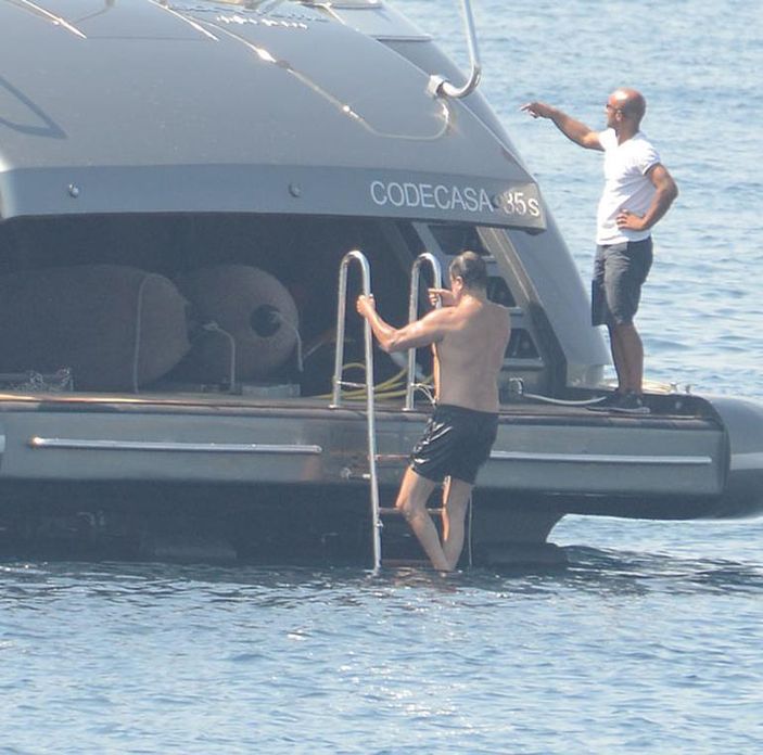 Serdar Bilgili dürbünle ev baktı