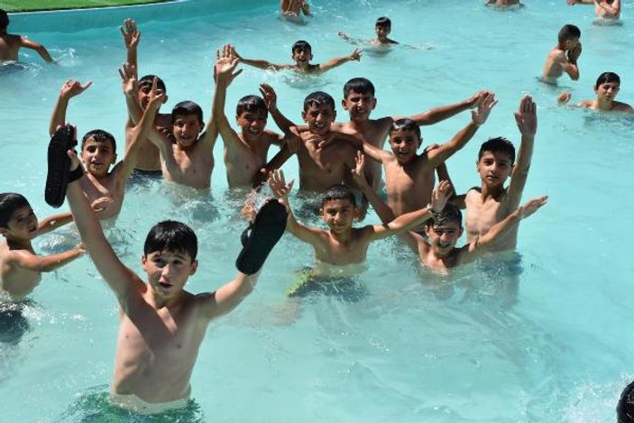 Derik'te çocuklar ilk kez havuzla tanıştı