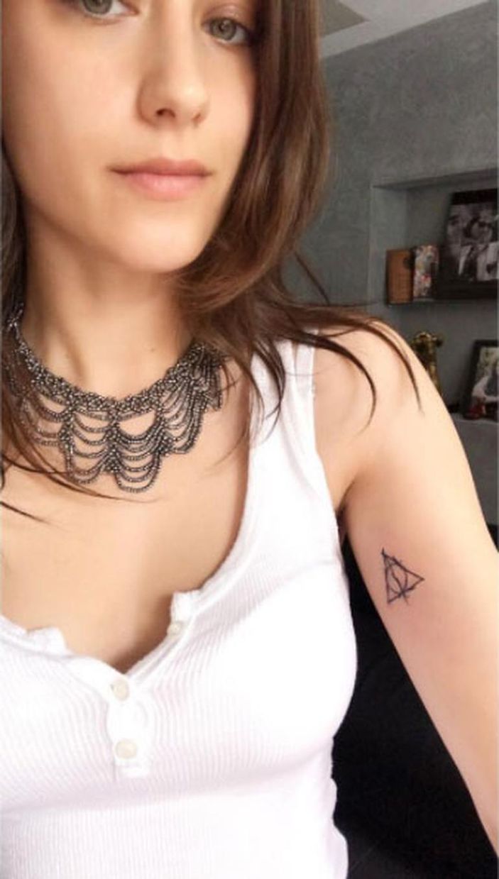 Hazal Kaya dövmesini gösterdi