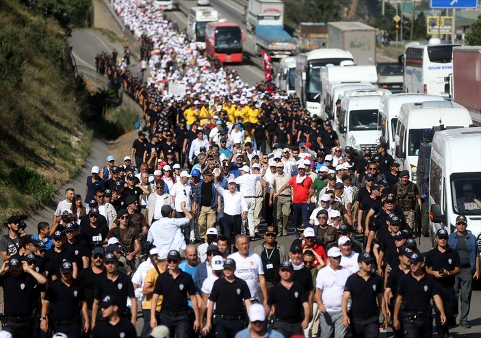 CHP'nin adalet yürüyüşü trafiği kitledi