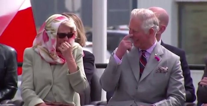Prens Charles ve Camilla gösteride gülme krizine girdi