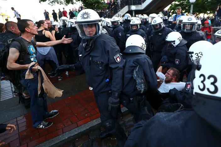 G20 karşıtı protestoculara polis müdahalesi