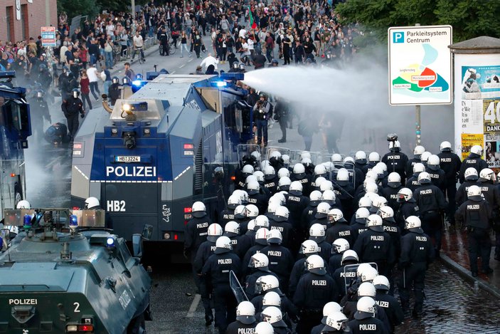 G20 karşıtı protestoculara polis müdahalesi