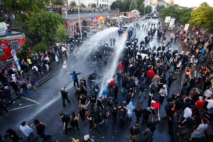 G20 karşıtı protestoculara polis müdahalesi