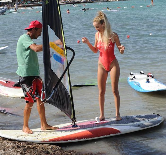 Cansu Taşkın sörf dersi aldı