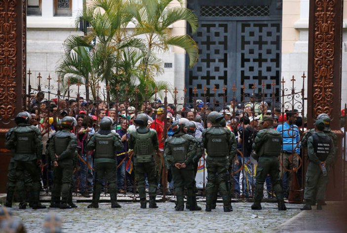 Venezuela'da hükümet yanlıları meclisi bastı