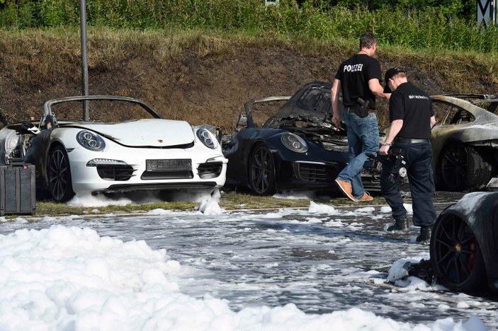 Hamburg sokakları savaş alanına döndü