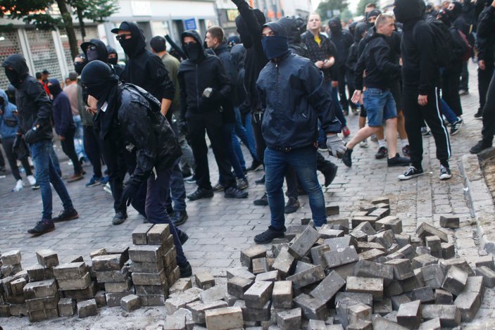 Hamburg sokakları savaş alanına döndü