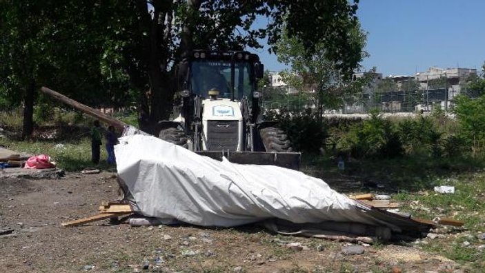 Bursa'da çadırları yıkılan Romanlar göbek attı